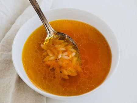 Arpa Şehriyeli Havuç Çorbası