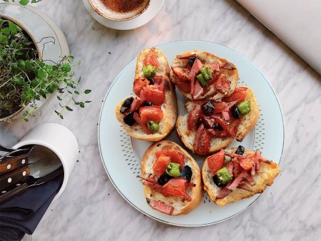 Salamlı Zeytinli Bruşetta