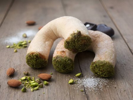 Badem Ezmeli Ay Kurabiyesi