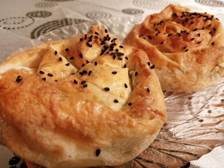 Kaşarlı Gül Böreği