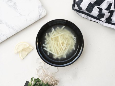 Kesme Makarnalı Tavuk Suyu Çorbası