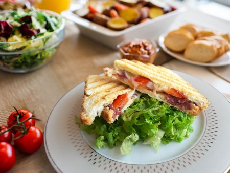 Pastırmalı Domatesli Tost