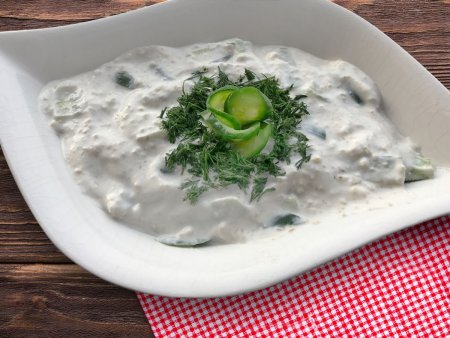 Yoğurtlu Cevizli Salatalık