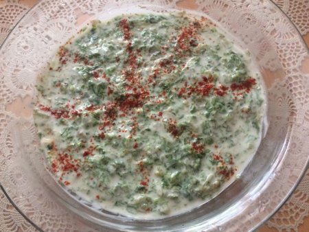 Yoğurtlu Kıvırcık Salata